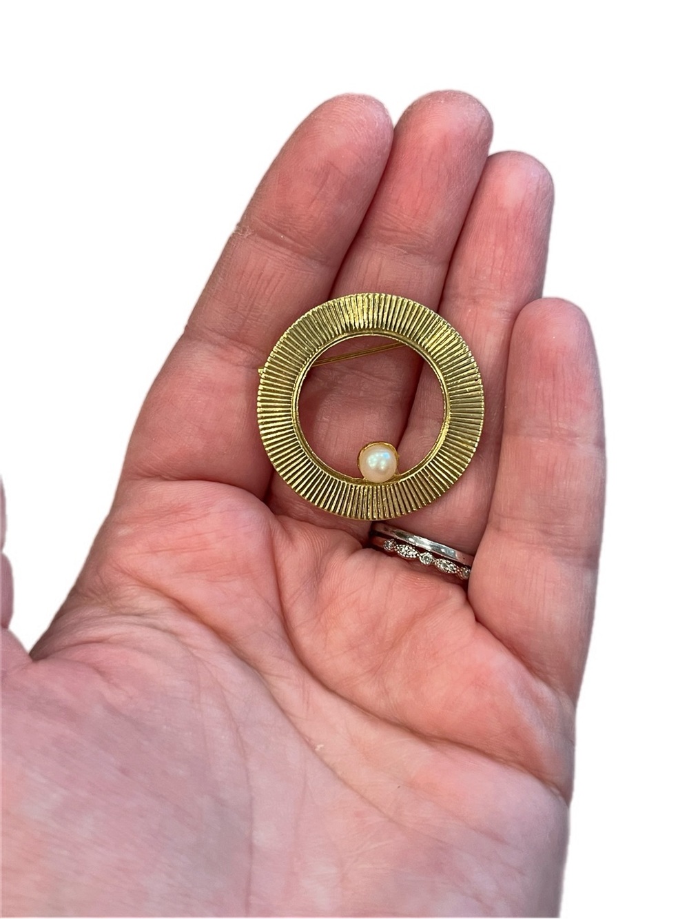 1960s Gold-Tone Circular Brooch with faux Pearl Accent - Women Jewelry